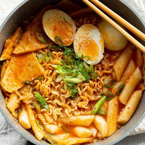 Rabokki - Korean Ramen and Tteokbokki | Wandercooks Rabokki Recipe, Ramen Sauce, Korean Ramen Noodles, Ramen Noodles Recipe, Ramen Soup Recipes, Korean Ramen, Fish Cakes Recipe, Pasta Chips, Fried Spring Rolls