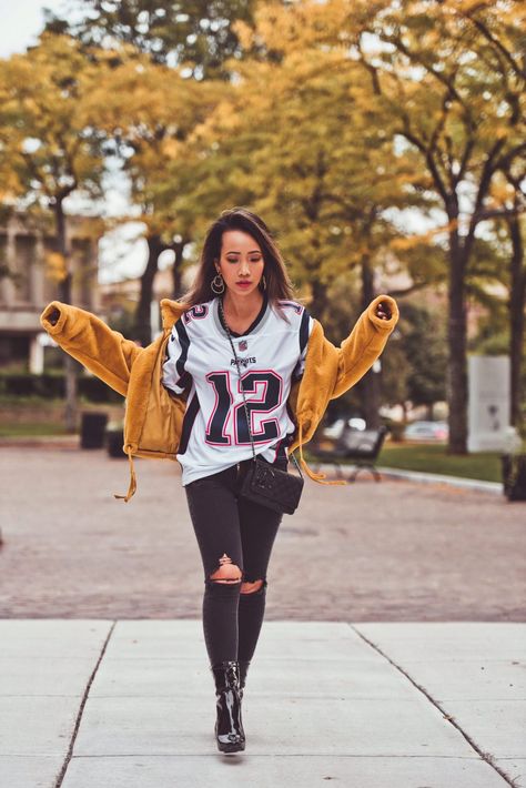 Sports Jersey Outfit, Basketball Game Outfit Women, Basketball Game Outfit, Patriots Game, Football Jersey Outfit, Nba Game, Sport Jersey, Football Game Outfit, Nfl Outfits