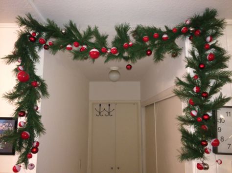 DIY Christmas Garland with fishing bobbers Doorway Garland, Fishing Ornaments, Dollar Store Wreath, Fishing Christmas Tree, Fishing Bobbers, Solitary Witch, Fishing Christmas Ornaments, Disney Christmas Decorations, Coastal Christmas Tree