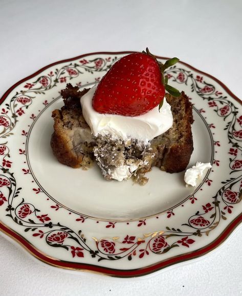 banana bread with almonds and a polish twist with a homemade sour cream and strawberry topping 🍓 by @hungrymagdalena Banana Bread Aesthetic, Bread Aesthetic, Angelina Core, Foodie Aesthetic, Homemade Sour Cream, Sweet Aesthetic, Strawberry And Cream, Bakery Foods, Beauty Cakes