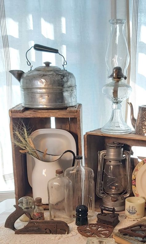 Antique Booth Ideas Staging, Vintage Booth Display Ideas, Antique Display Ideas, Farmhouse Antique Decor, Rustic Americana Decor, Primitive Americana Decor, Primitive Home Decorating, Vintage Shop Display, Primitive Decor Ideas