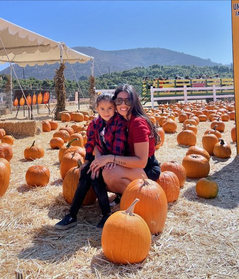 Pumpkin Patch Day Outfit Idea 🎃🍂 LIKE ❤️ & type ‘FALL’ to get the outfit details sent right to you. if you’re in LA, this is such a cute farm to bring the family. so many areas for pictures plus so many activities for the kids. I think I belong on a farm at heart 🥹 @underwoodfamilyfarms . . . #pumpkinpatchoutfit #casualoutfitideas #falloutfitidea #basicoutfits Pumpkin Patch Pregnant Outfit, Pumpkin Patch Mom And Son, Pregnant Pumpkin Patch Outfit, Bsf Pumpkin Patch Pics, Pumpkin Patch Near Me, Pumpkin Patch Outfit, Basic Outfits, Pumpkin Patch, Outfit Details