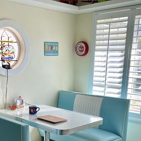 American Chairs on Instagram: "Booth seating creates a cozy, comfortable, and fun kitchen style! This at-home retro diner look puts the FUN in functional! 😁  Pictured here are two 48"L x 36"H Malibu Diner Booths (Model MB-4300) in Fjord Blue (US517) seat color with white piping and channeling.   The booths surround a 30"x48" Rectangular Retro Diner Table with Glacier Boomerang Laminate, 2.25" shiny grooved aluminum edging, and a "C" series base.   #americanchairs #madeintheusa #retrodinette #boothseating #retrobooth #retrodiner #dinerstyle" Diner Booth In Kitchen, Retro Booth Seating In Kitchen, Booth In Kitchen, Diner Kitchen Theme, Diner Bench, Booth Kitchen Table, Blue Diner Aesthetic, 80s Diner Interior, Breakfast Booth