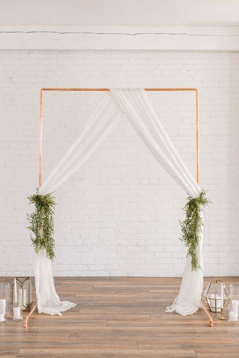 Simple Wedding Arch Ideas, Copper Wedding Arch, Simple Wedding Arch, Diy Wedding Arch, Wedding Archway, Minimalist Wedding Decor, Leaves Fabric, Diy Wedding Backdrop, Wedding Backdrop Design