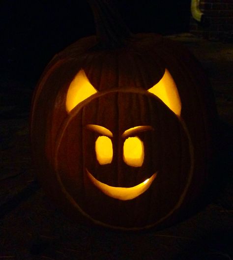 My devil emoji pumpkin I made for Halloween Emoji Pumpkin, Devil Pumpkin, Devil Pumpkin Carving, Emoji Pumpkin Carving, Pumpkin Emoji, Halloween Pumpkin Stencils, Cute Pumpkin Carving, Pumkin Carving, Halloween Pumpkin Carving Stencils