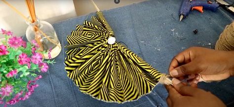 Follow this easy DIY fabric fan tutorial to discover how to make a circle hand fan with fabric, using colorful Ankara prints and popsicle sticks. How To Make A Fan, Diy Hand Fan, Hand Fans Diy, Fabric Hand Fan, Diy Clothes Accessories, Black Wigs, Diy Wax, Diy Fan, Handmade African