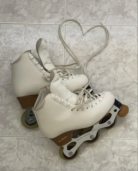 edea snow white Cute Roller Blades, Inline Figure Skating, Skater Photoshoot, White Roller Skates, Roller Blading, Roller Skates Vintage, Figure Ice Skates, Roller Blades, Figure Skates