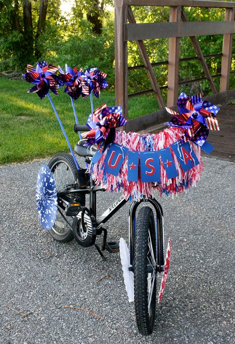 Kids will go crazy decking their bikes out for the 4th of July. Free Printable USA Banner Kids Bike Decorating, Bike Parade Ideas, 4th Of July Bike Parade, 4th Of July Diy Crafts, Parade Decorations, Golf Cart Decorations, 4th Of July Printables, Fourth Of July Parade, Bike Parade