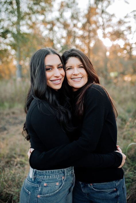 Mother Daughter Fotoshoot Ideas, Mom And Daughter Instagram Pictures, Photo Ideas With Mom And Daughters, Mother And Daughter Outdoor Photoshoot, Unique Mother Daughter Photoshoot Ideas, Mom Daughter Photoshoot Older, Mother Older Daughter Photography, Mom And Daughter Senior Pictures, Mother And Daughter Shoot