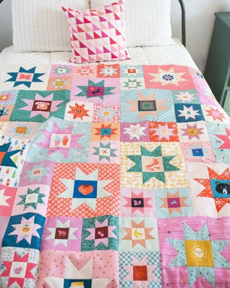 Free Pattern - Scrappy Granny Squares quilt pattern - Quilty Love Ruby Star Quilt, Ruby Star Society Quilt, Scrappy Patchwork Quilts, Granny Square Quilt, Charm Square Quilt, Quilt Star, Chicken Quilt, Panel Quilt Patterns, Limited Color Palette