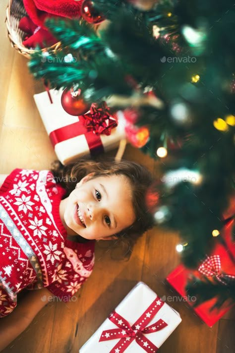 Toddler Christmas Photos, Christmas Photoshoot Kids, Diy Christmas Photoshoot, Christmas Pictures Kids, Under Christmas Tree, Christmas Tree Photography, Christmas Picture Ideas, Christmas Baby Pictures, Christmas Poses