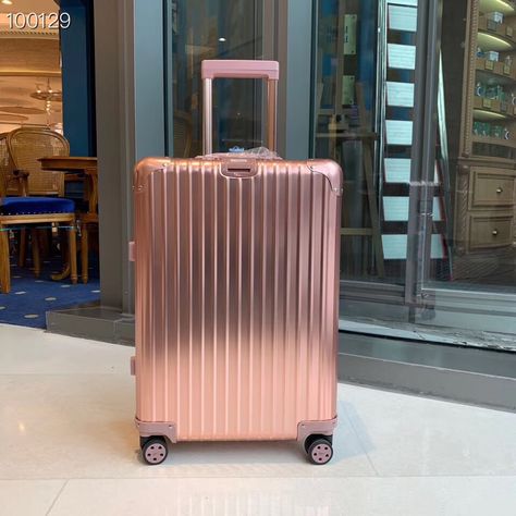 Rimowa Luggage Travel Luggage Aesthetic, Mochila Chanel, Rose Gold Luggage, Rimowa Luggage, Expensive Purses, Travel Luggage Set, Cute Suitcases, Luxury Luggage, Cute Luggage