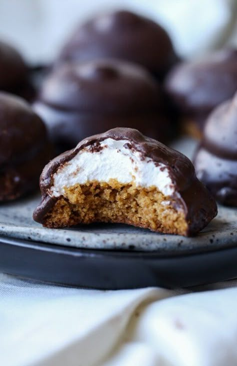 Homemade Mallomars, Apple Fritter Cake, Best Snickerdoodle Cookies, Graham Cookies, Cookies And Cups, Homemade Marshmallow, Cracker Toffee, Toffee Recipe, Marshmallow Cookies