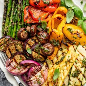 Quick Grilled Veggies w/ Balsamic Marinade - Real Food Whole Life Asparagus Recipes Easy, Easy Grilled Vegetables, Grilled Vegetable Marinade, Veggie Marinade, Asparagus Grilled, Slow Cooker Ratatouille, Best Asparagus, Marinated Grilled Vegetables, Mason Jar Meal Prep