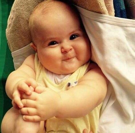 Me lo como a besos 😚💛😚💛😚💛😚 Funny Baby Pictures, Chubby Babies, Baby Faces, Cute Funny Babies, Happy Baby