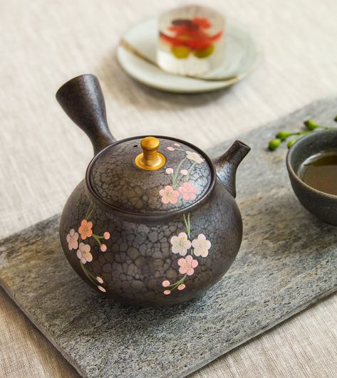 22 Best Japanese Ceramic Towns You Should Visit Teapot Pottery, Japanese Tea Set, Pottery Houses, Japanese Lifestyle, Traditional Pottery, Japanese Teapot, Clay Teapots, Porcelain Teapot, Japanese Pottery