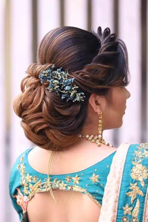 Hairstyle For Bun, Hair Bun For Bride, Front Hair Styles For Wedding, Bun Hairstyles For Wedding, Indian Bun Hairstyles, Makeup Courses, Bridal Hair Decorations, Bridal Hairstyles With Braids, Bridal Hairstyle Indian Wedding