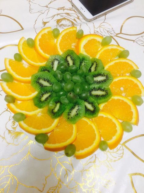 Fruit Tray Designs, Fruit Presentation, Fruits Art, Fruits Decoration, Fruit Platter Designs, Fruit Creations, Decorações Com Comidas, Food Sculpture, Amazing Food Decoration