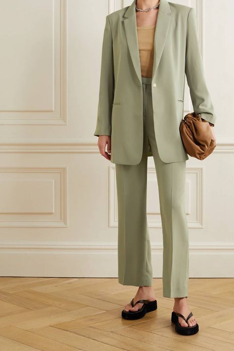 Long Leather Gloves, Capsule Wardrobe Work, Crepe Blazer, Green Suit, Green Blazer, Rainbow Dress, Classic Suit, Green Outfit, Casual Chic Outfit