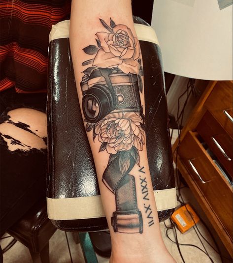 Polaroid Tattoo Ideas, Camera Tattoos, Camera Tattoo, Memorial Tattoos, Rose Tattoos, Creative Tattoos, Flower Tattoos, Skull Tattoo, Tattoos And Piercings