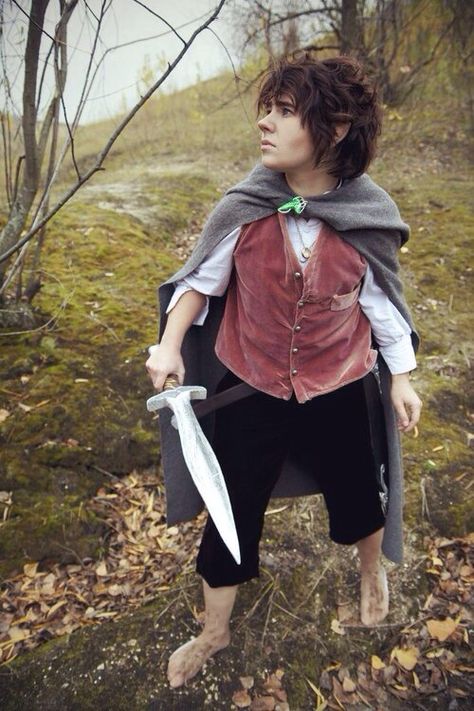 Hobbit cosplay Hobbit Costume Diy, Frodo Baggins Costume, Unisex Costumes, Hobbit Costumes, Hobbit Aesthetic, Hobbit Cosplay, Halloween Riddles, Hobbit Costume, Dojo Ideas