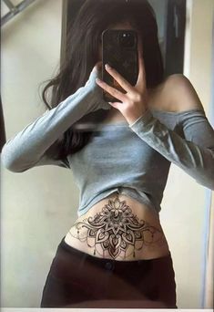 Tattoo On Strechmark, Stretch Mark Tattoo Cover Up, Lutos Tattoo, Henna On Stomach, Mandala Stomach Tattoo, Tummy Tattoos For Women, Full Stomach Tattoo Woman, Abdomen Tattoos Women, Cute Belly Tattoos