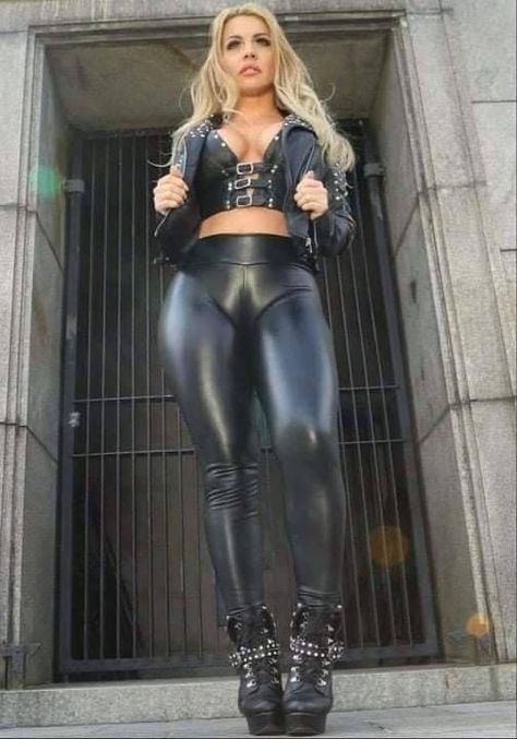 Looks Pinterest, Wet Look Leggings, Hot Leggings, Latex Leggings, Leather Pants Women, Shiny Leggings, Shiny Clothes, Beautiful Ladies, Leather Dresses