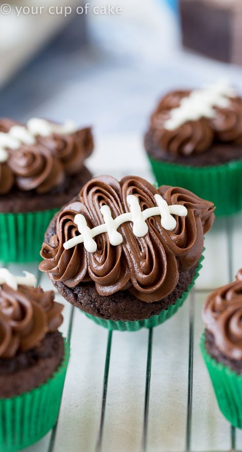 Easy Football Cupcakes (with video) - Your Cup of Cake Muffins Decorados, Bowl Desserts, Football Desserts, Superbowl Desserts, Football Cupcakes, Football Party Foods, Bowl Party Food, Football Snacks, Chocolate Sugar Cookies