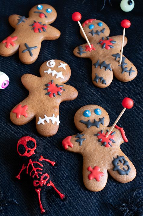 Biscuits voodoo {gingerbread revisité pour Halloween} Halloween Mummy Dogs, Gingerbread Halloween, Biscuits Halloween, Halloween Biscuits, Halloween Sugar Cookies Decorated, Halloween Cake Decorating, Scary Christmas, Halloween Sugar Cookies, Halloween Baking