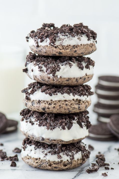 The BEST oreo donut! Oreos in the batter and crushed Oreos on top of the white chocolate - so delicious! Oreo Donut, Mini Donut Recipes, Oreo Donuts, Oreo Truffles Recipe, Cake Donuts Recipe, Oreo Desserts, Baked Donut, Baked Donut Recipes, Crushed Oreos