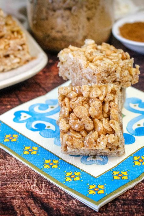 Cinnamon Brown Sugar Rice Krispies Treats Fudge Ice Cream Cake, Tv Snacks, Cinnamon Rice, Homemade Holiday Treats, Sweet Bars, Bar Desserts, Sugar Rice, Sweet Bites, Krispy Treats