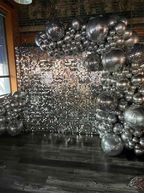 Photoshoot Wall Ideas Photo Backdrops, Silver Balloons Decoration, Balloon Photo Wall, Gold Shimmer Wall Backdrop, Disco Ball Backdrop, Gold And Silver Party, Birthday Photo Wall, Silver Shimmer Wall, Sparkly Decor