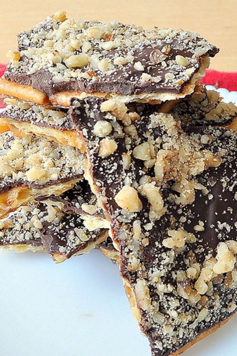 Soda Cracker Bark, Chocolate Crunch Bars, Cracked Cookies, Snacks Sweet, Sugary Treats, Soda Crackers, Crunch Bars, Classic Cookies Recipes, Crunch Bar