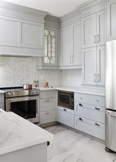 Armoire de gauche- style Shaker Style Kitchen Cabinets, Budget Kitchen Remodel, Shaker Style Kitchens, Kitchen Cabinet Styles, U Shaped Kitchen, New Kitchen Cabinets, Small Space Kitchen, Grey Kitchen Cabinets, Smart Kitchen