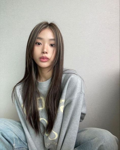 Korean Brown Hair, Brown Hair With Bangs, Hair Color Underneath, Hair Inspiration Long, Hairstyles For Layered Hair, Hair With Bangs, Pretty Hair Color, Hair Stylies, Haircuts Straight Hair