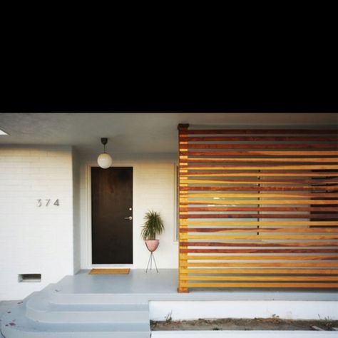 Privacy screen in an entryway via House&Hold. Contemporary Landscaping, 50s House, Timber Screens, Modern Front Door, Privacy Walls, House With Porch, Exterior Wood, Diy Interior, Slat Wall