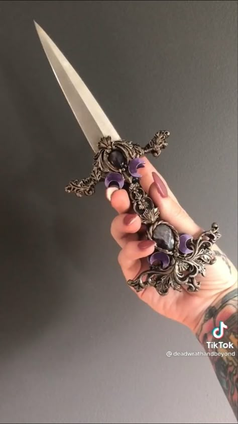 Fantasy Dagger, Knife Aesthetic, Pretty Knives, Fantasy Props, Cool Swords, Knife Collection, Cool Knives, Fantasy Aesthetic, Fantasy Jewelry