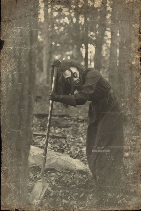 Vintage Halloween Photos Are More Disturbing Than Modern Horror Movies, So We Recreated Some (27 Pics) | Bored Panda Horor Images, Horror Pic, Haunted Palace, Vintage Witch Photos, Vintage Halloween Masks, Old Halloween Photos, Scary Pics, Horror Pics, Mascara Papel Mache