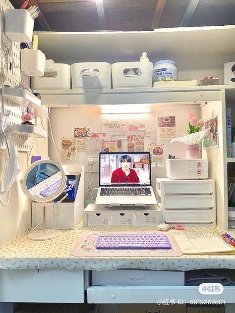 Kpop Table Set Up, Douyin Room, Skincare Desk, Bedroom Ideas Douyin, Asian Desk Aesthetic, Chinese Dorm Room, Korean Room Aesthetic Desk, Desk Ideas Aesthetic Korean, Chinese Dorm Room Aesthetic