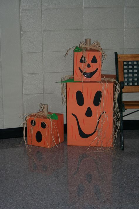 Halloween jack -o - lanterns~  painted cardboard boxes and carpet tubes Halloween Decorations Cardboard Boxes, Fall Box Decorating Ideas, Diy Halloween Box Decoration, Cardboard Box Crafts Halloween, Card Board Halloween Decorations, Cardboard Box Halloween Decor, Cardboard Fall Decor Diy, Crafts With Boxes, Cardboard Box Decoration Ideas