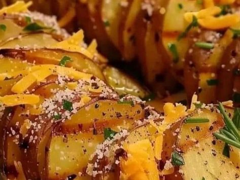 Idaho’s Favorite Comfort Food: How to Make Cheesy Roasted Potato Slices! - NewsBreak Roasted Potato Slices, Fried Cheese Bites, Mini Crockpot Recipes, Homemade Chicken Alfredo, Herb Chicken Recipes, Creamy Spinach Dip, Chicken Pie Recipe, Potato Slices, Roasted Potato