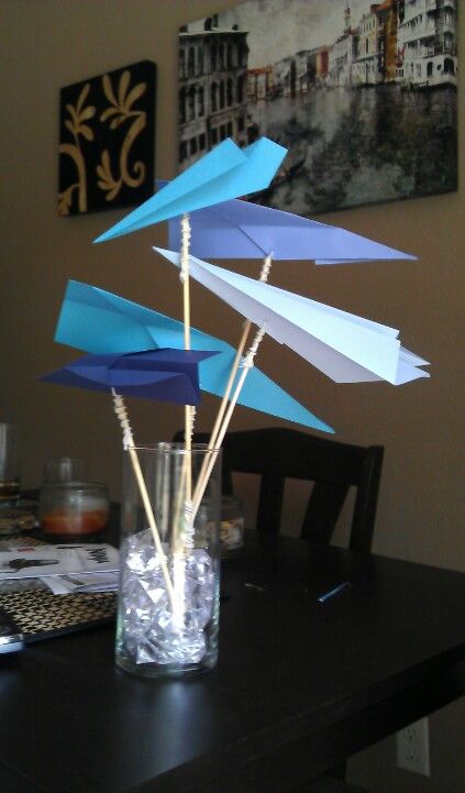 Airplanes centerpiece Airplane Centerpiece Ideas, Paper Airplane Party, Hawai Party, Pilot Party, Aviation Wedding, Planes Birthday Party, Planes Birthday, Gold Ideas, Promotion Party