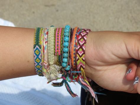 Wrist With Bracelets, Bracelets On Wrist Aesthetic, Friendship Bracelets On Wrist, Summer Wrist, String Bracelet Patterns, Homemade Bracelets, Surf Jewelry, Friendship Bracelets Designs, Bracelet Wrist