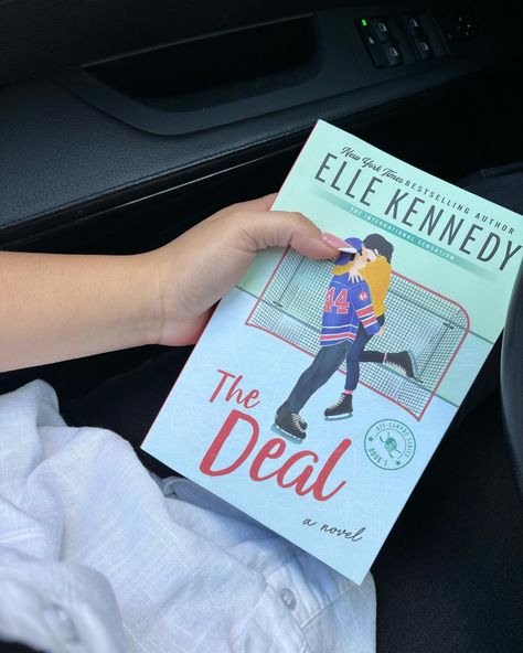 The Deal by @ellekennedy33 🤍 ⭐️⭐️⭐️⭐️⭐️ 🌶️🌶️🌶️ As someone who has never read a hockey romance or has had any interest in hockey, i am ready to buy a jersey and make my way to arenas 🥅 🏒 🧊🥵 I absolutely loved this book, it got me out of my slump and i read it in less than 24hrs so you know it was good! Hannah Wells makes a deal with Garrett Graham (college hockey superstar), she tutors him and in return he helps her by faking interest in her in order to make her crush jealous…. that is unt... The Deal Book Cover, Crush Jealous, The Deal Book, Hockey Books, Garrett Graham, Hannah Wells, Book Mood, Chef Kiss, Hockey Romance