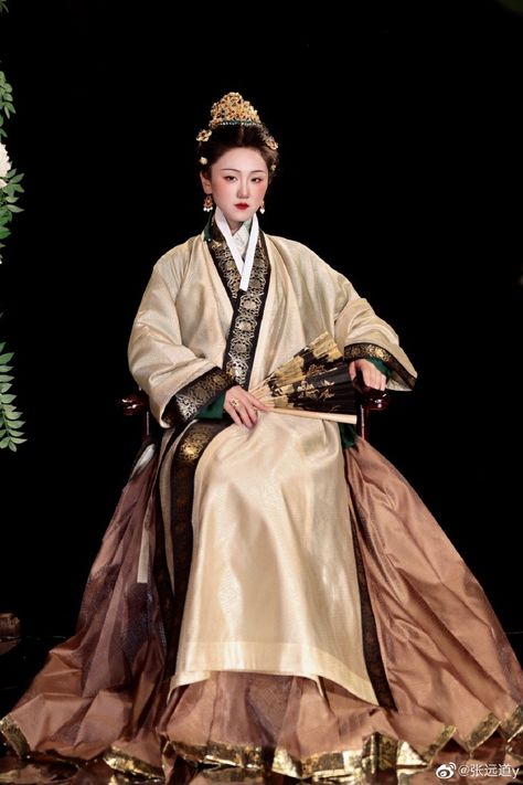 [Hanfu · 漢服]China Ming Dynasty Chinese Traditional Clothing Hanfu & Hairstyle Based On Portraits of women in the mid-Ming... Ming Dynasty Clothing For Women, Ming Dynasty Clothing, Ming Dynasty Hanfu, Dynasty Clothing, Portraits Of Women, Hanfu Hairstyles, Fashion Timeline, Ancient Costume, Chinese Traditional Clothing