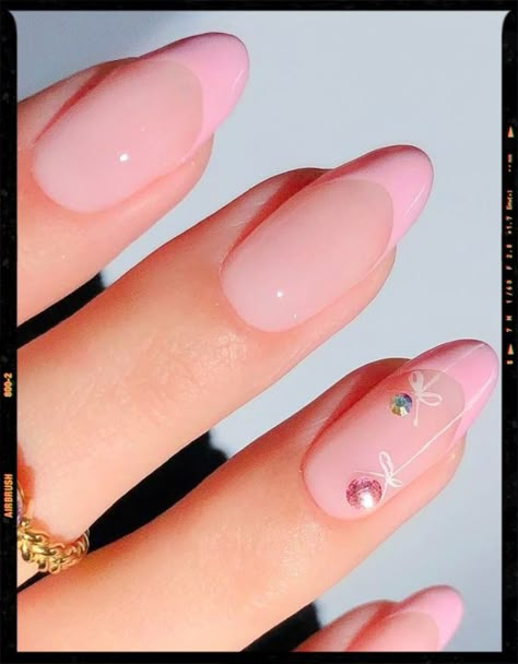 Pink French Christmas Nails, Pink Simple Christmas Nails, Pink French Tip Christmas Nails, Round Holiday Nails, Pink Almond Christmas Nails, Cute Subtle Christmas Nails, Christmas Nails Almond Pink, Christmas Nails Light Pink, Christmas Nail Inspo Pink