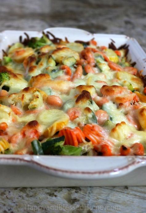 So delicious no one will know it is carb free - Cheesy Chicken Veggie Casserole - an easy recipe Chicken Veggie Casserole, Chicken Vegetable Casserole, Veggie Casserole Recipes, Chicken And Vegetable Bake, Chicken And Vegetable Casserole, Casserole Low Carb, Braised Chicken Breast, Carb Free Recipes, Vegetable Casserole Recipes