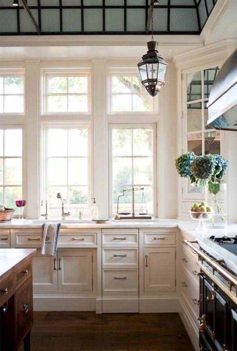 Greenhouse Kitchen, Farmhouse Kitchen Cabinets, Amazing Kitchen, Classic Kitchen, French Kitchen, Kitchen Decorating, Edwardian Fashion, Traditional Kitchen, Styles Inspiration