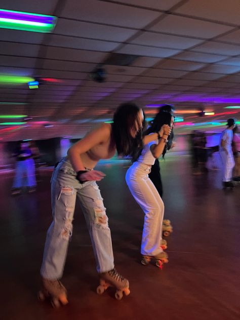 Roller Skating Friends Aesthetic, Group Date Aesthetic, Friends Doing Fun Things, Fun With Bestie, Roller Skating Aesthetic Pictures, Best Friend Hang Out Ideas, Skating With Friends Aesthetic, Cute Friend Hangout Ideas, Perfect Life Pictures