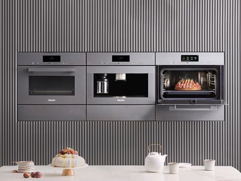 Whether you are into handless designs or prefer a more traditional approach, the new Miele VitroLine range boasts seamless integration and exceptional cooking results, find out more on our blog Der Kern Miele Kitchen Design, Miele Kitchen Appliances, Miele Kitchen, Kitchen Appliance Storage, Miele Appliances, Appliances Storage, Appliance Packages, Kitchen Tops, Wall Oven